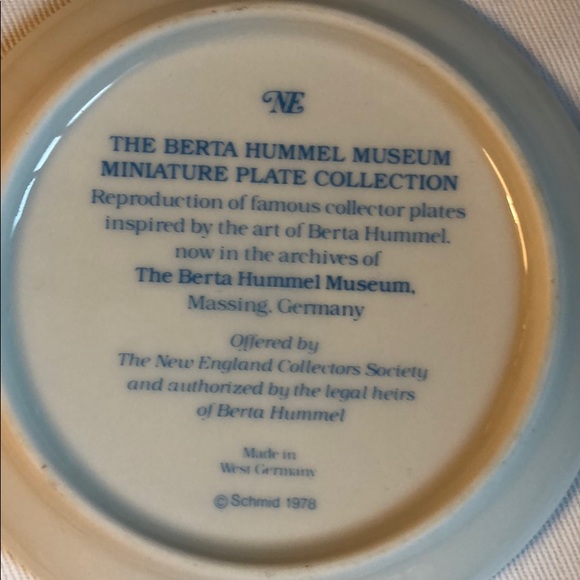 The Berta Hummel Museum Miniature Plate Collection - Picture 6 of 7